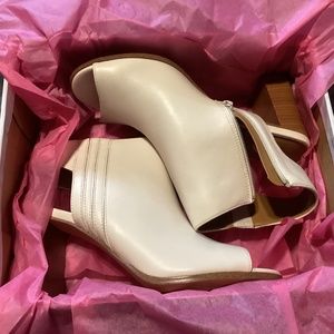 XOXO ladies size 10 in light cream color
